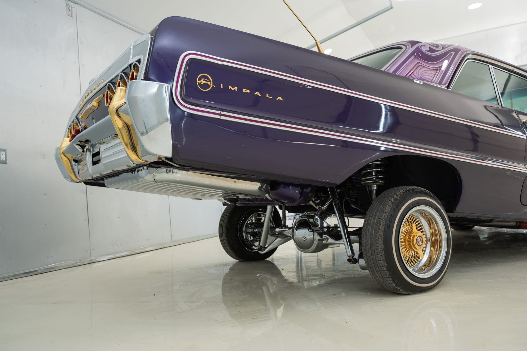 Lala — 1964 Impala lowrider on hydraulics, three-wheel motion